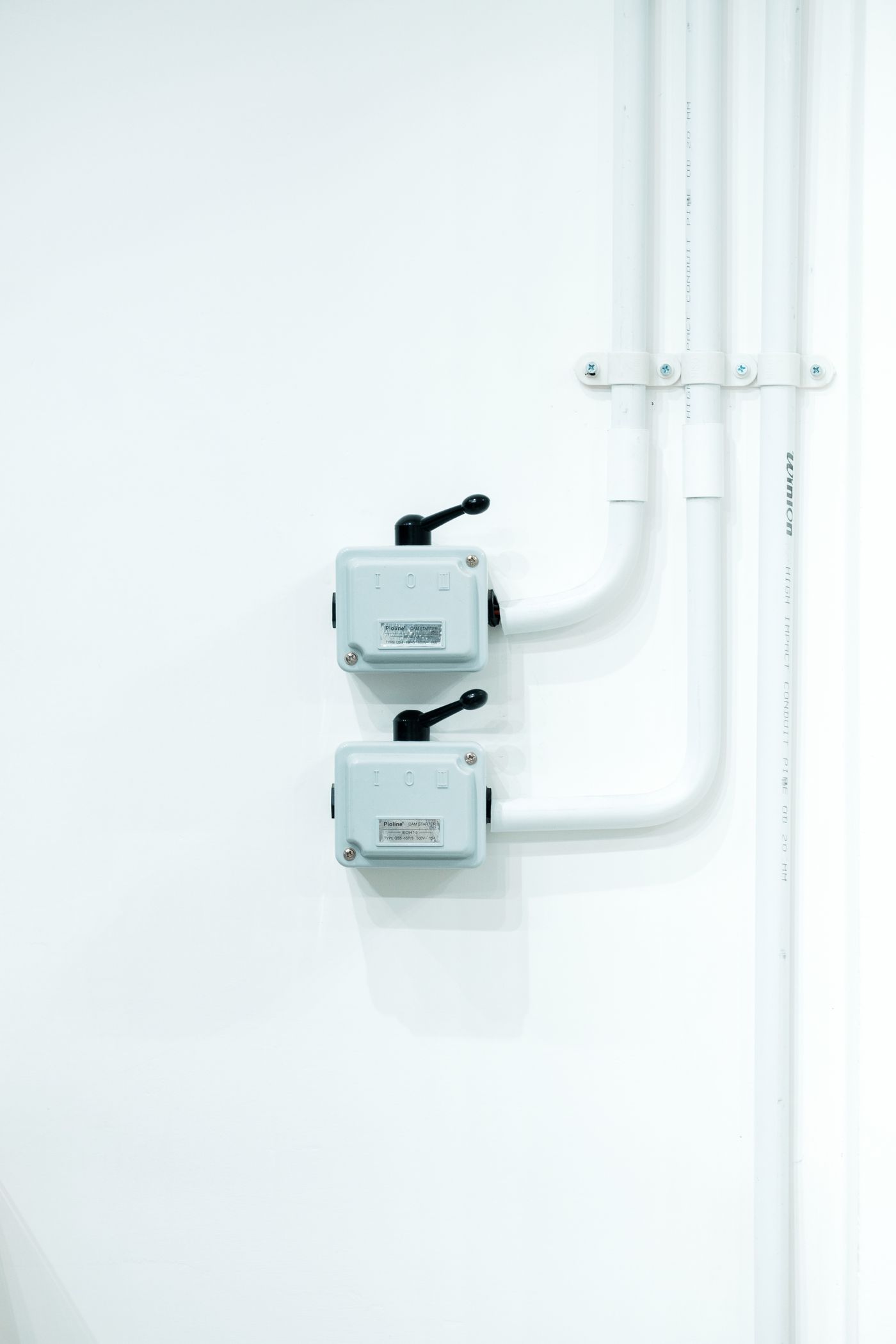 Clean surface conduit and switchgear