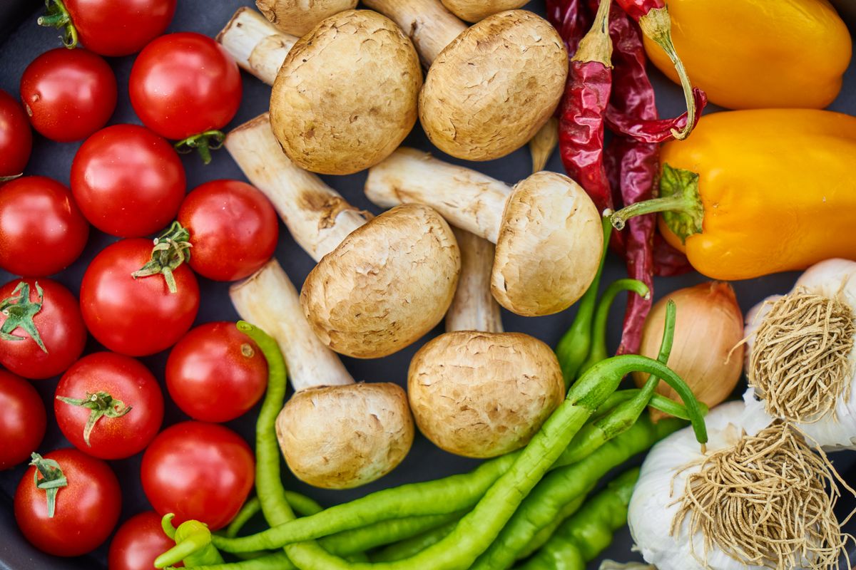 Fresh tomatoes, mushrooms, peppers and garlic