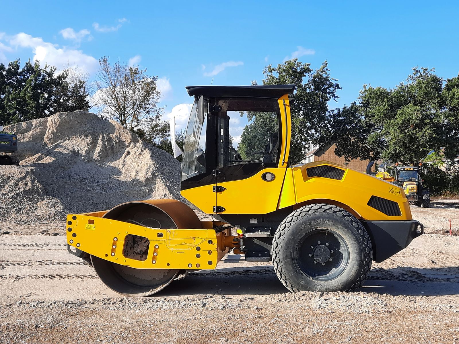 Yellow road roller side profile