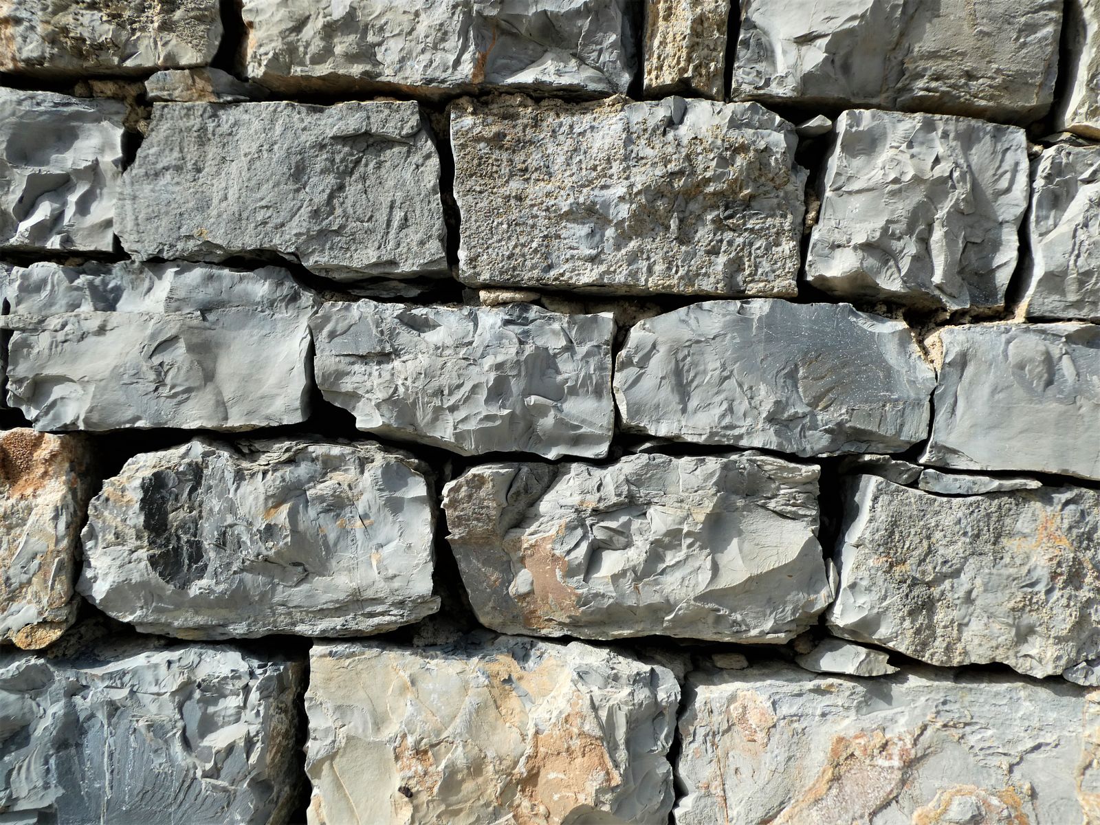 Concrete step and stone detail