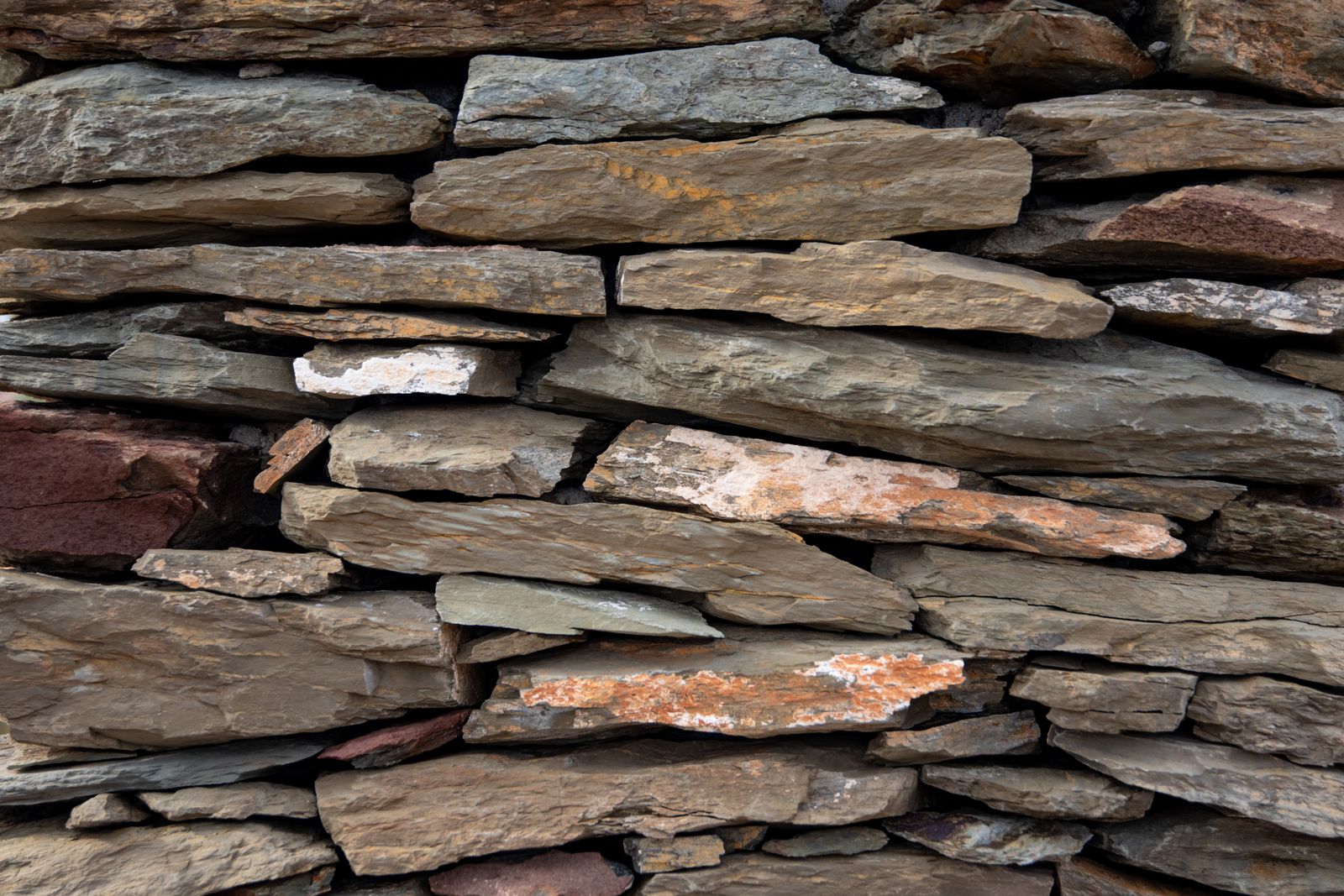 Dry-stacked stone retaining wall