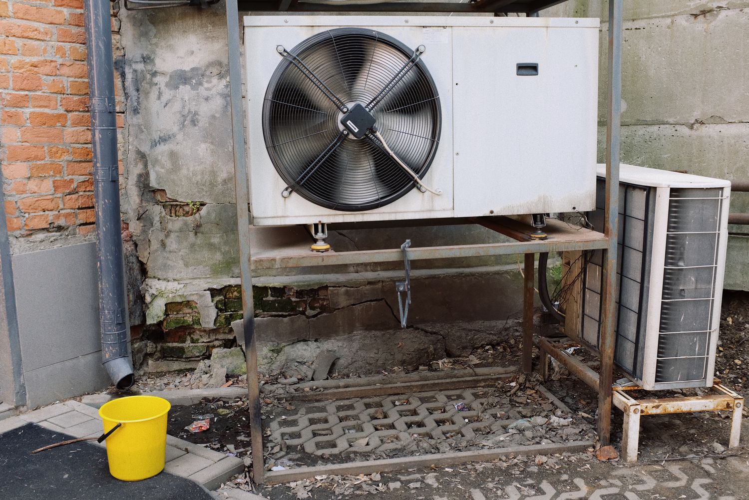Outdoor air-conditioning condenser fan unit