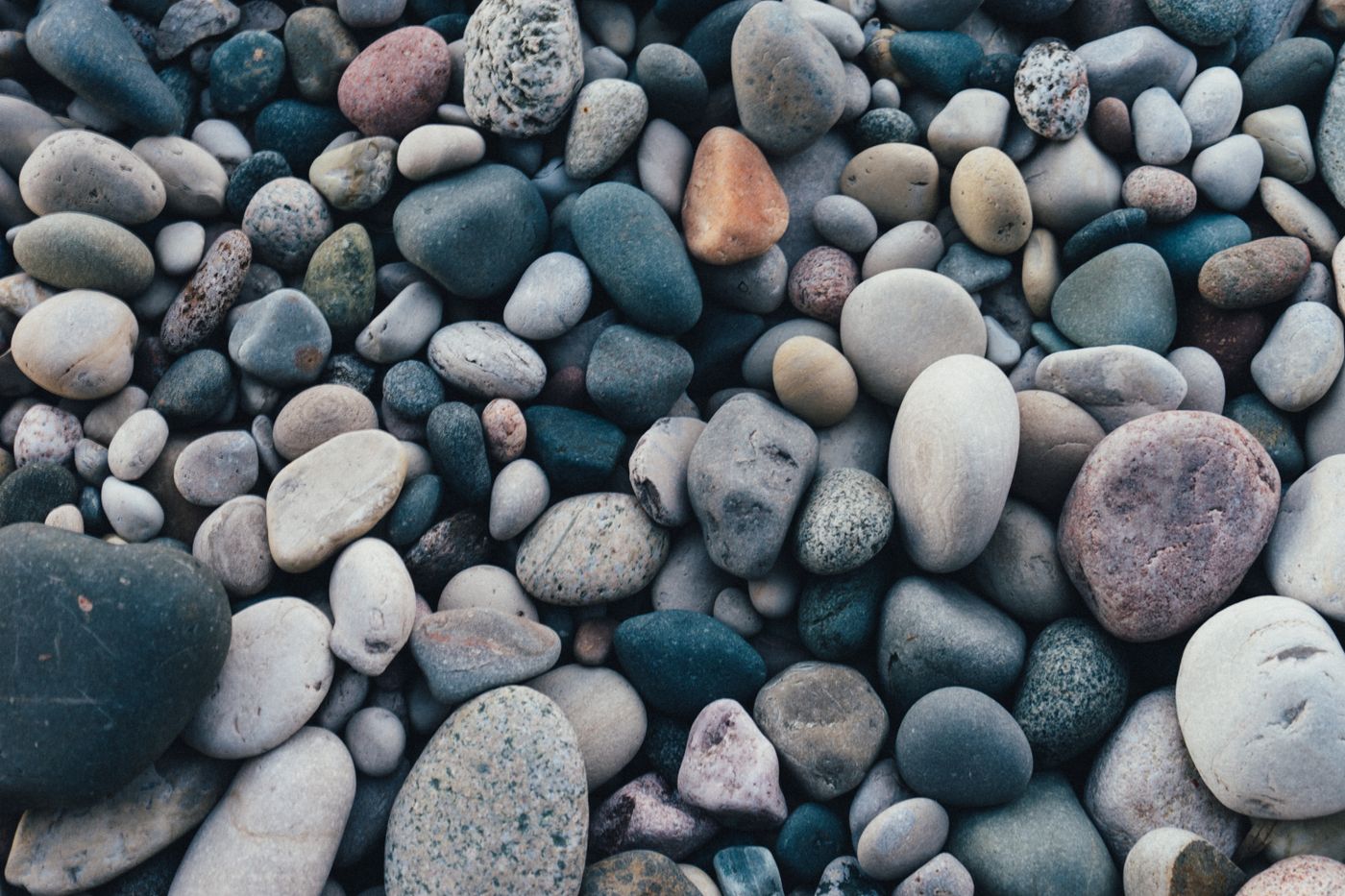Smooth spa pebbles