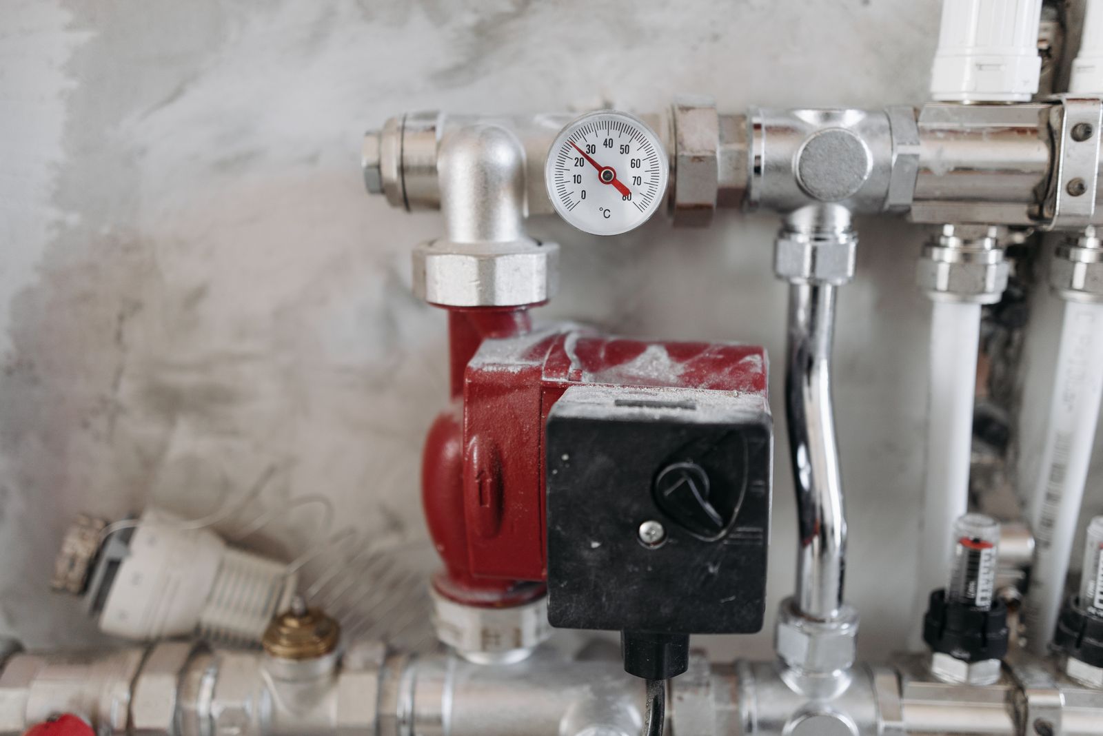 A heating manifold with a temperature gauge and circulator pump
