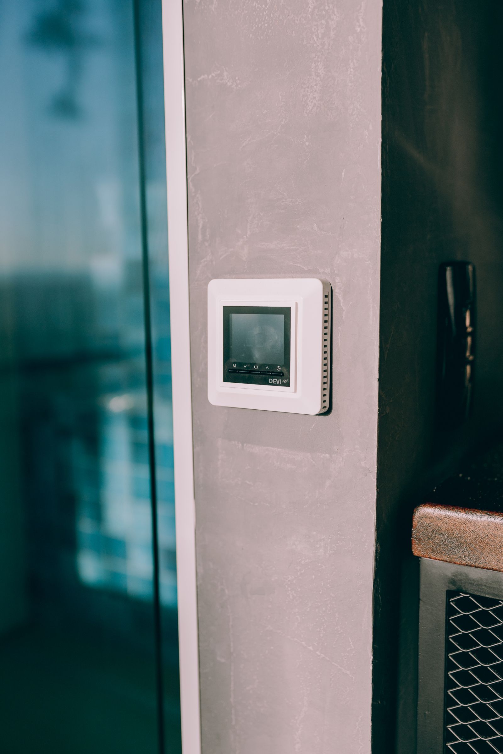 Wall thermostat