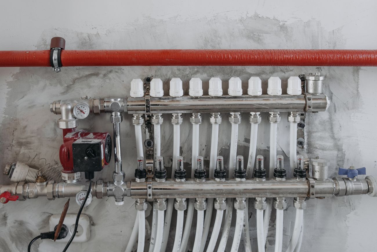 Radiant-heating manifold with valves and pump